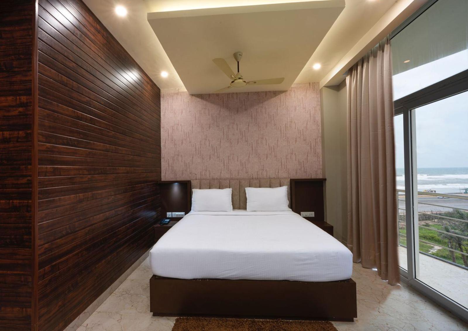 The Bay Suites Sea Facing Hotel- Right On The Golden Beach Puri Exterior photo