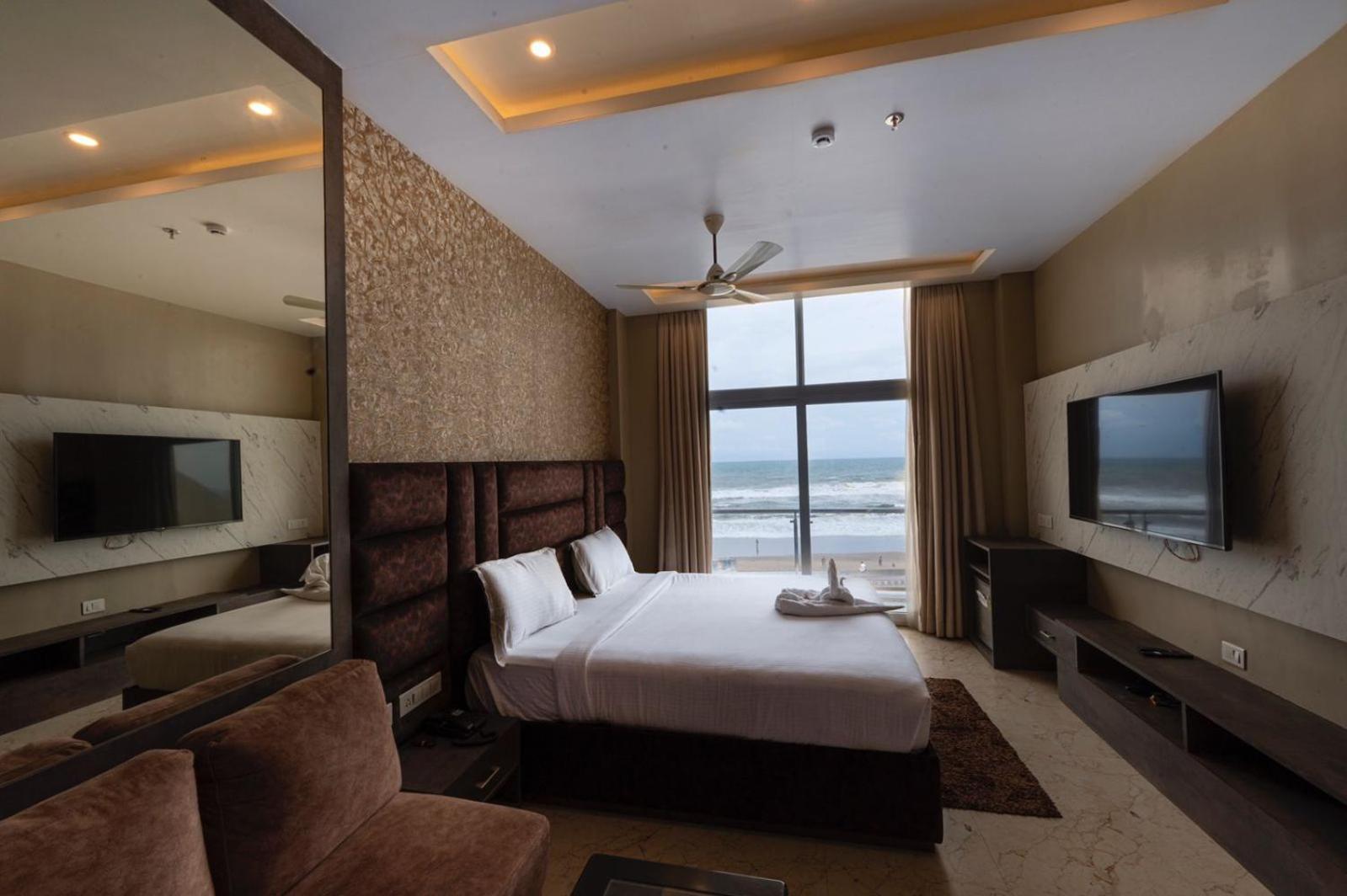 The Bay Suites Sea Facing Hotel- Right On The Golden Beach Puri Exterior photo