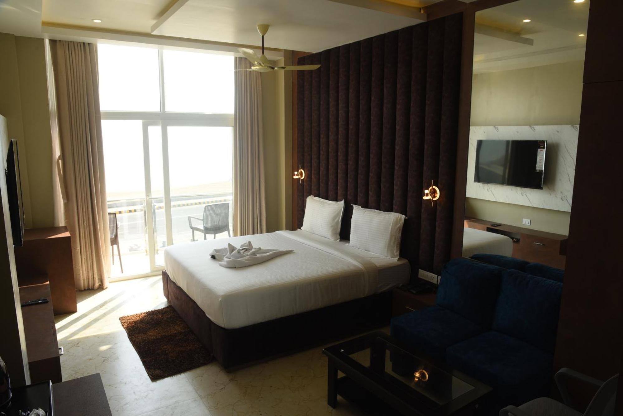 The Bay Suites Sea Facing Hotel- Right On The Golden Beach Puri Exterior photo