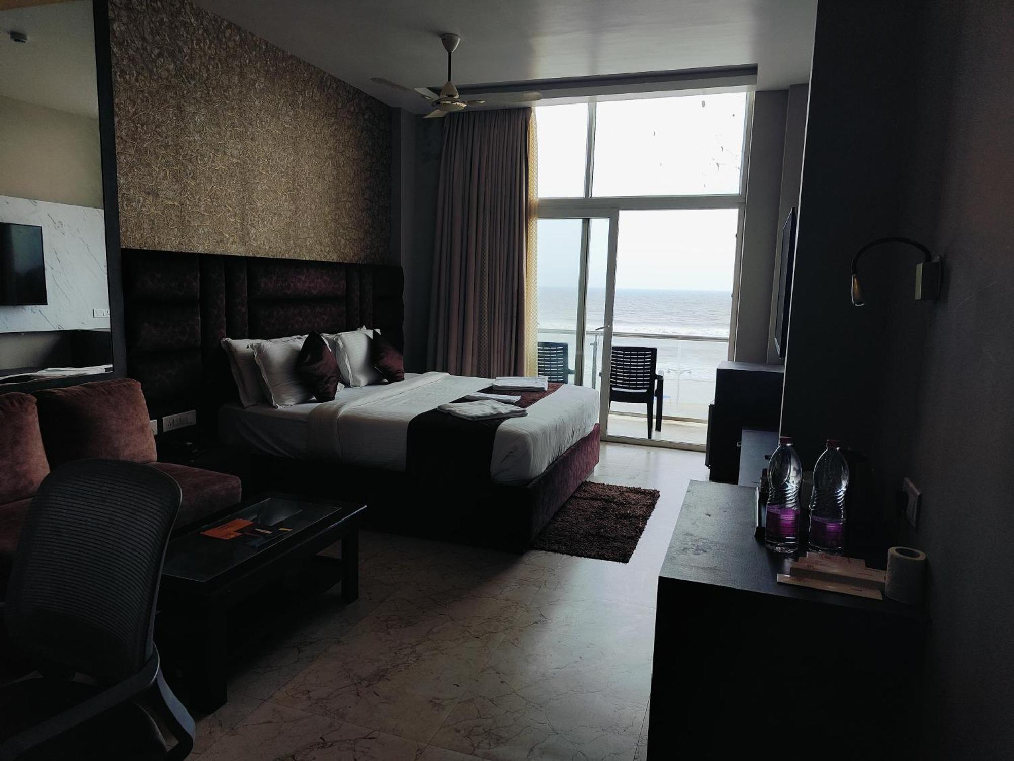 The Bay Suites Sea Facing Hotel- Right On The Golden Beach Puri Exterior photo